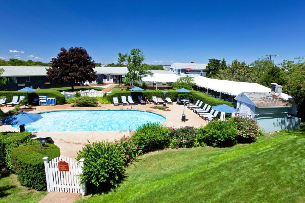 una vista aérea de la piscina en un complejo en The Seaglass Inn & Spa, en Provincetown