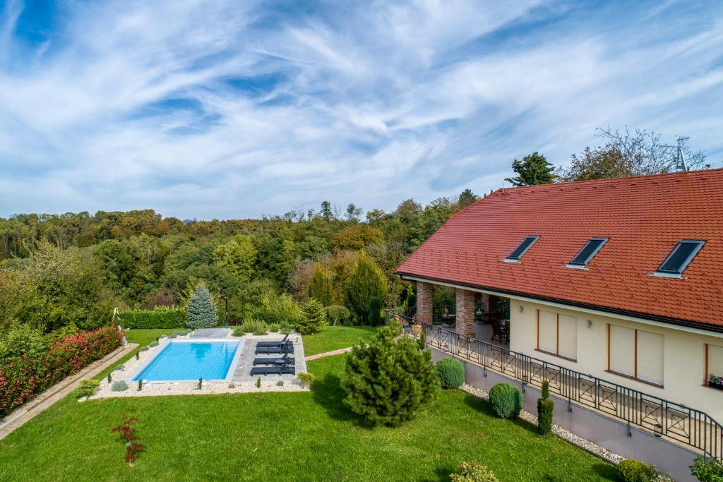 una finca con piscina y una casa en Home away from home, en Varaždin Breg
