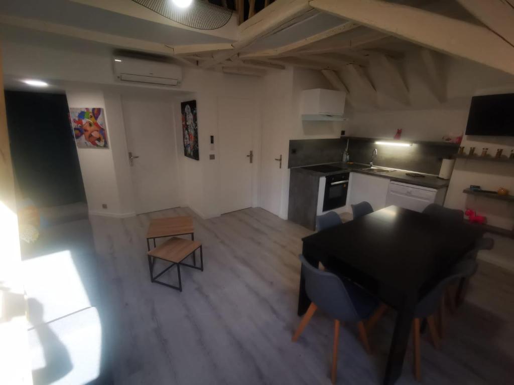 Kuchyňa alebo kuchynka v ubytovaní Au numéro 6 Le Fun