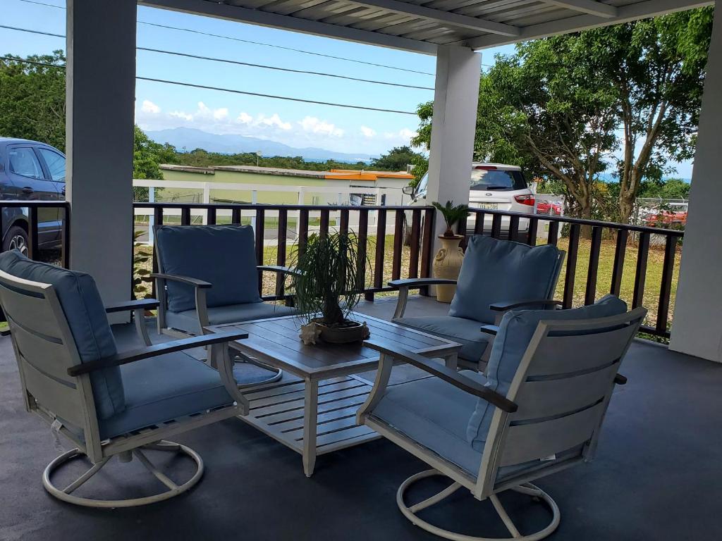einen Terrassentisch und Stühle auf einer Veranda in der Unterkunft CRAB ISLAND ADVENTURES APARTMENTS in Vieques