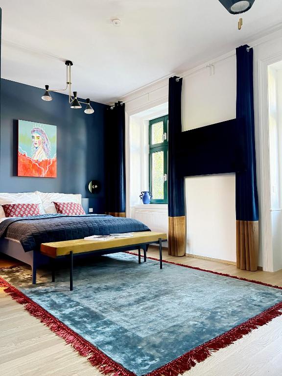 1 dormitorio con cama y pared azul en Sissi West, en Viena