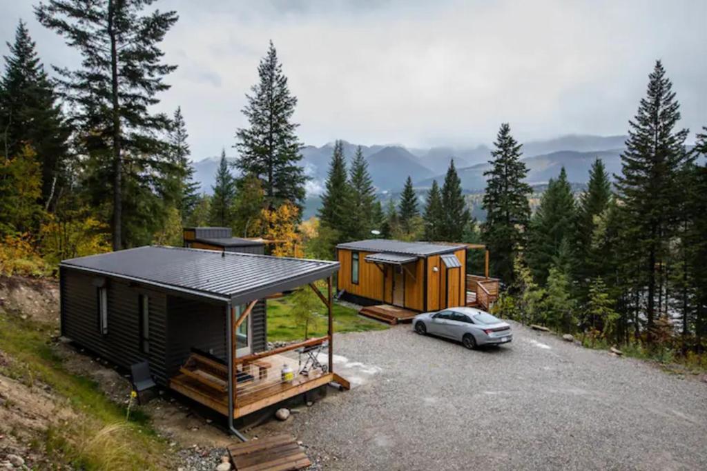 eine Hütte mit einem Auto auf einem Parkplatz in der Unterkunft Golden Tiny Homes in Golden