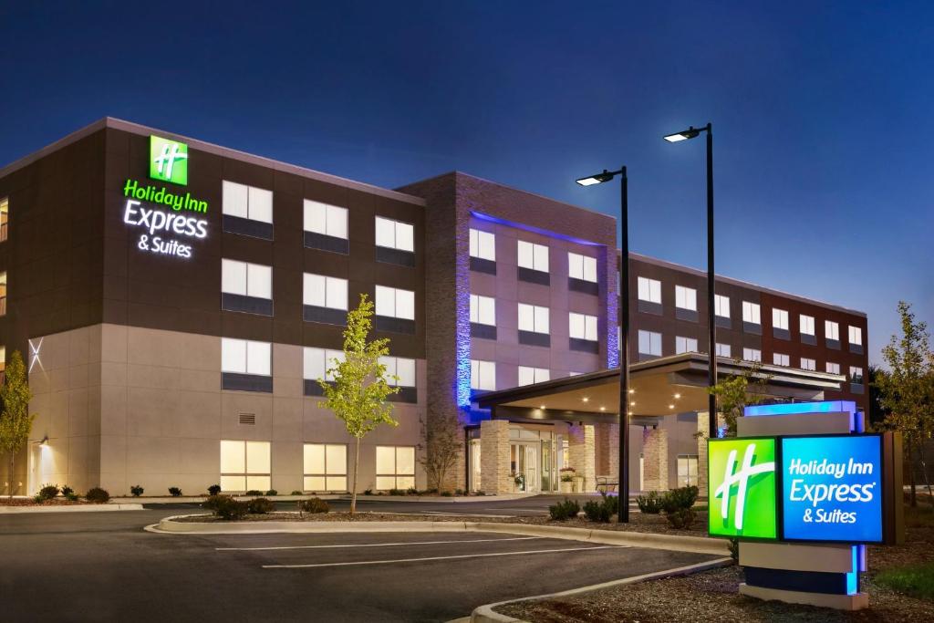 un edificio de oficinas con un cartel en la parte delantera en Holiday Inn Express & Suites Salisbury by IHG, en Salisbury