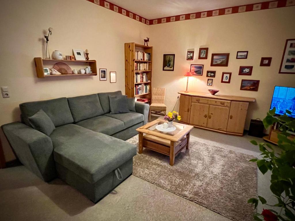 ein Wohnzimmer mit einem Sofa und einem Couchtisch in der Unterkunft Ferienwohnung Rostock Nähe Warnemünde in Rostock
