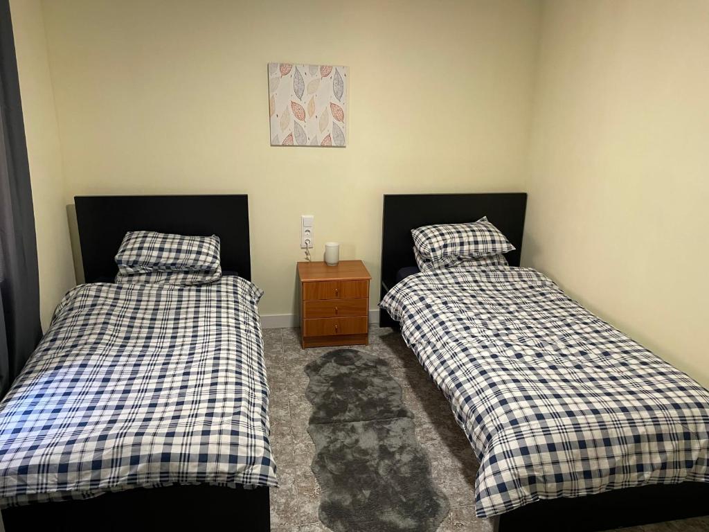 2 Betten nebeneinander in einem Zimmer in der Unterkunft Casa Claddagh in Sax