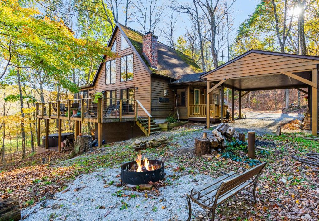 Private Creek, Huge Deck at Chalet Cabin, Morton Grove (updated prices