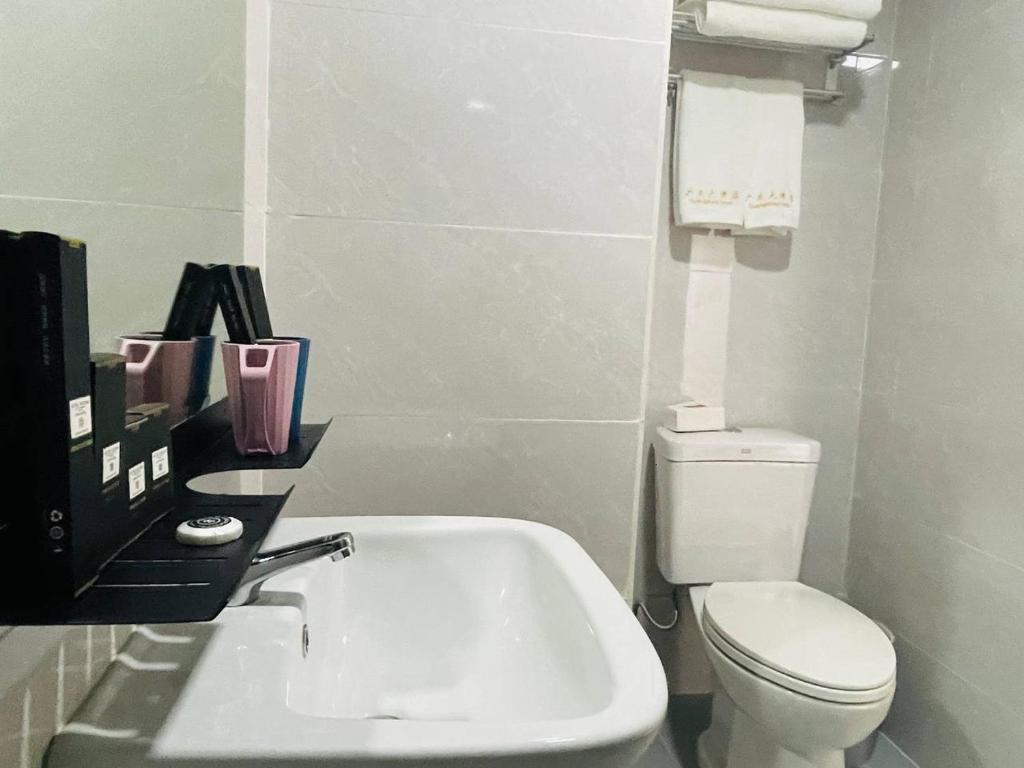 Koupelna v ubytování 广东大酒店Guangdon Business Hotel-SM Mall of Asia, SMX & Manila World Trade Center