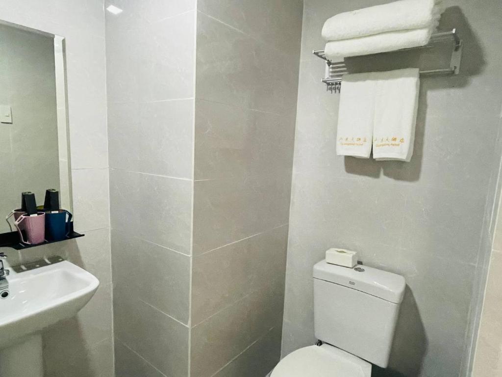 Koupelna v ubytování 广东大酒店Guangdon Business Hotel-SM Mall of Asia, SMX & Manila World Trade Center
