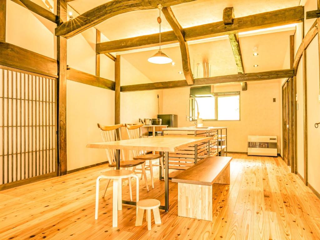 Großes Zimmer mit einem Tisch und Stühlen. in der Unterkunft Maibara - House - Vacation STAY 20710v in Nagahama