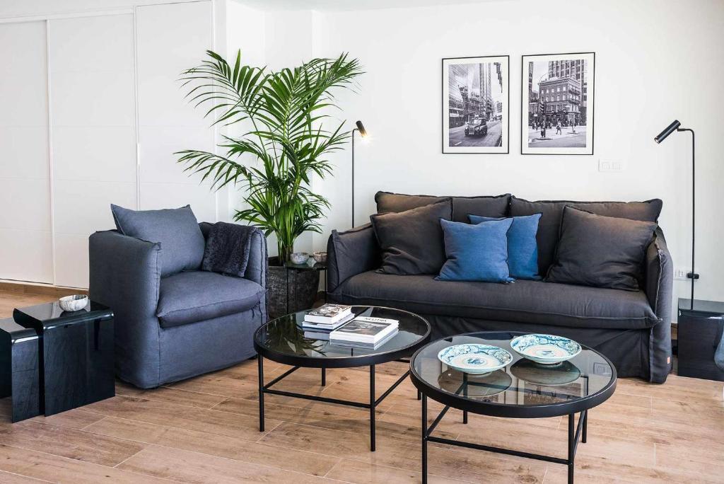 a living room with a couch and a coffee table at Apartamento Bguest con terraza in Alicante