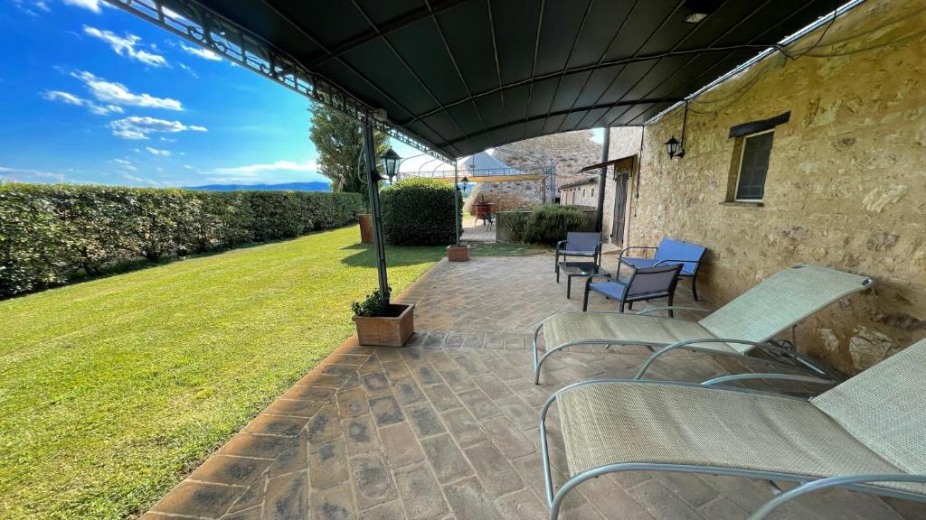 Zdjęcie z galerii obiektu Spello By The Pool - Sleeps 11 - fabulous villa pool All exclusively yours w mieście Limiti