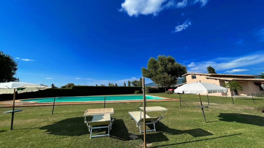 Zdjęcie z galerii obiektu Spello By The Pool - Sleeps 11 - fabulous villa pool All exclusively yours w mieście Limiti