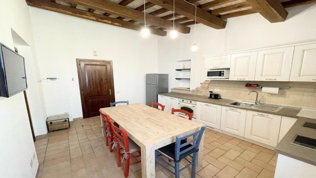 Zdjęcie z galerii obiektu Spello By The Pool - Sleeps 11 - fabulous villa pool All exclusively yours w mieście Limiti