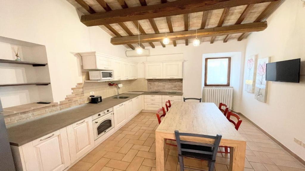 Zdjęcie z galerii obiektu Spello By The Pool - Sleeps 11 - fabulous villa pool All exclusively yours w mieście Limiti