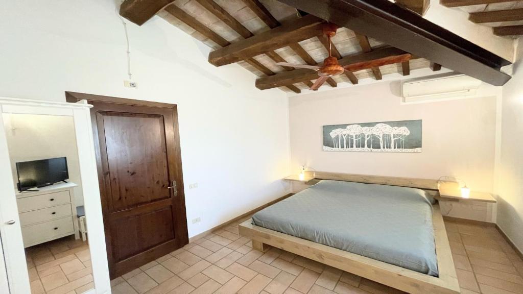 Zdjęcie z galerii obiektu Spello By The Pool - Sleeps 11 - fabulous villa pool All exclusively yours w mieście Limiti