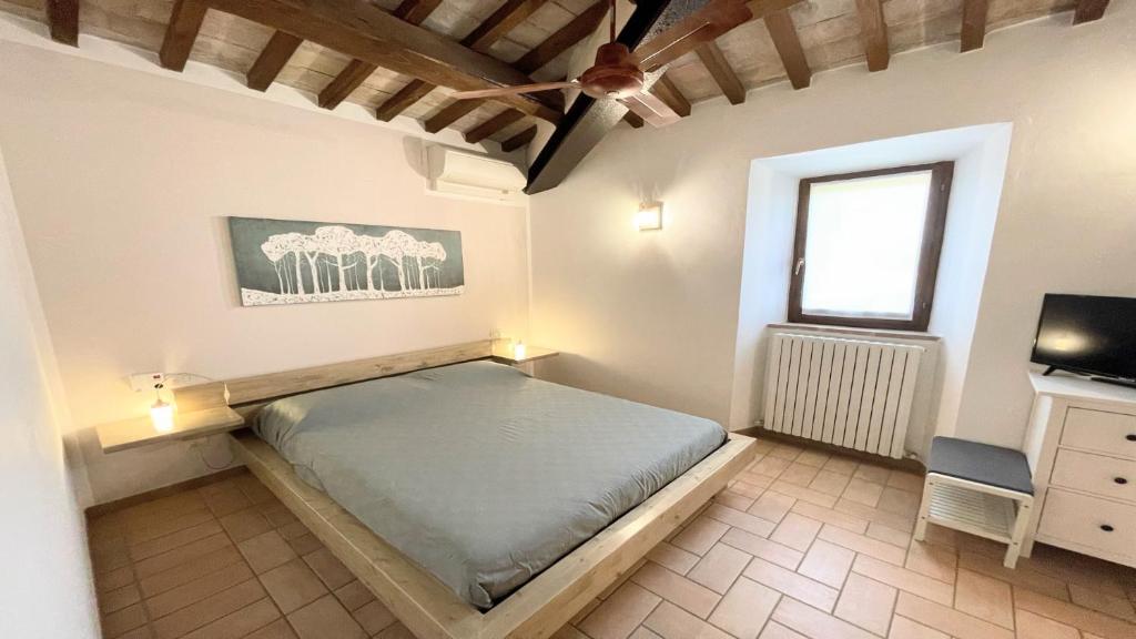 Zdjęcie z galerii obiektu Spello By The Pool - Sleeps 11 - fabulous villa pool All exclusively yours w mieście Limiti