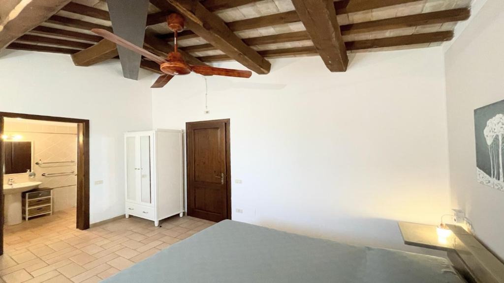 Zdjęcie z galerii obiektu Spello By The Pool - Sleeps 11 - fabulous villa pool All exclusively yours w mieście Limiti