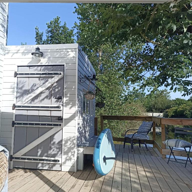 Balkón nebo terasa v ubytování lodge avec vue sur la rivière