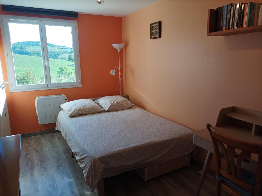 ein kleines Schlafzimmer mit einem Bett und einem Fenster in der Unterkunft Chambre d'hôte avec Hammam et salle de jeux in Chazelles-sur-Lyon