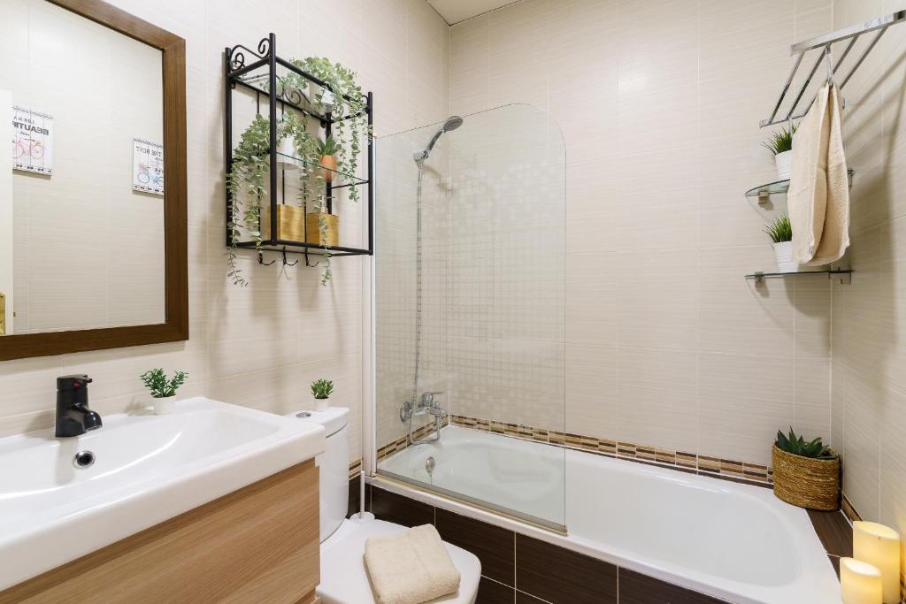 Kúpeľňa v ubytovaní Bright two-bedroom apartment in the historic center
