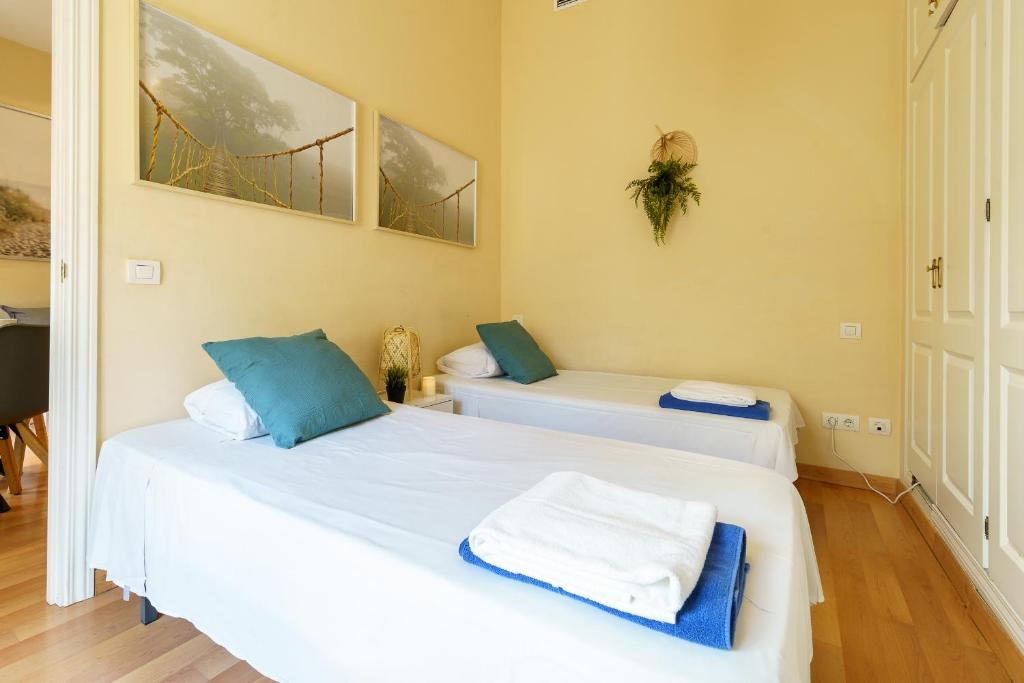 Posteľ alebo postele v izbe v ubytovaní Bright two-bedroom apartment in the historic center