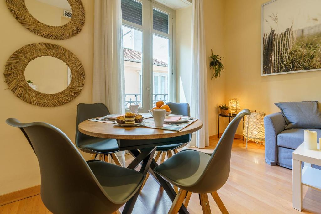 Posedenie v ubytovaní Bright two-bedroom apartment in the historic center