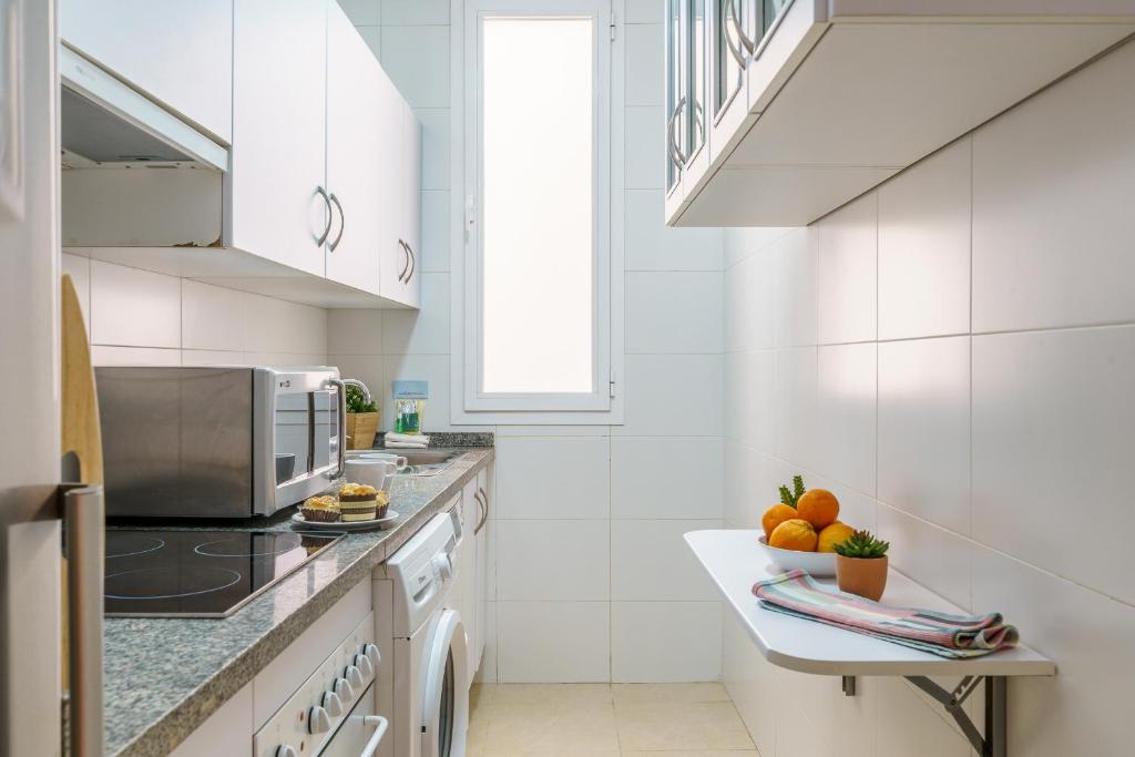 Kuchyňa alebo kuchynka v ubytovaní Bright two-bedroom apartment in the historic center