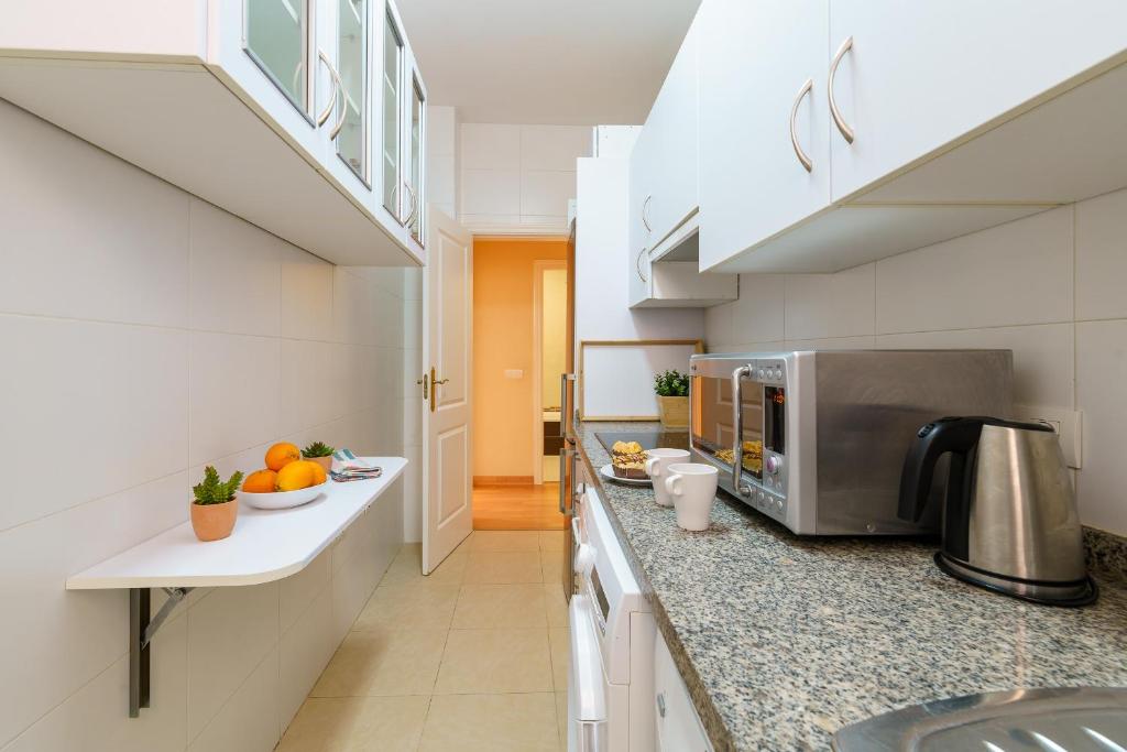 Kuchyňa alebo kuchynka v ubytovaní Bright two-bedroom apartment in the historic center