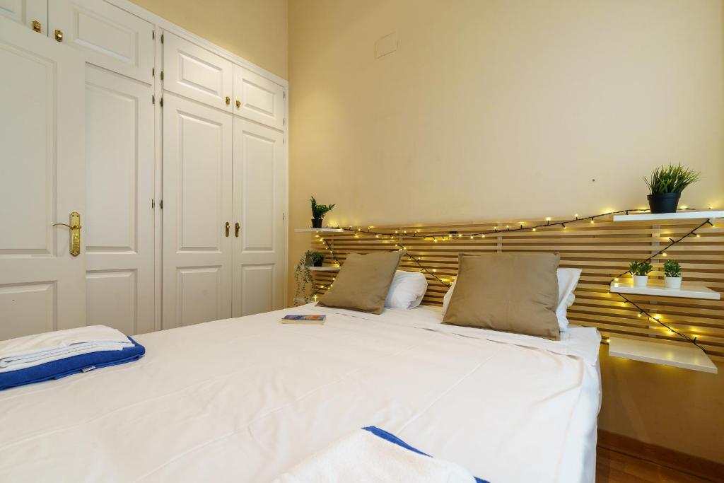 Posteľ alebo postele v izbe v ubytovaní Bright two-bedroom apartment in the historic center
