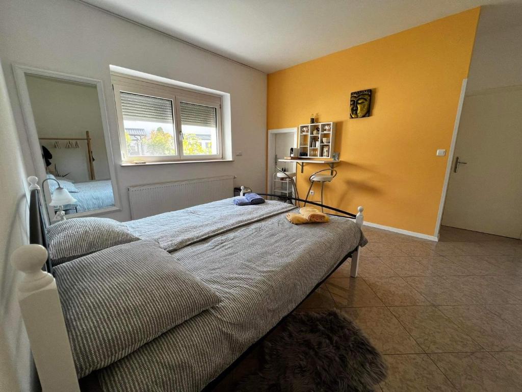 1 dormitorio con cama y pared amarilla en BED AND BREAKFAST SWALLOW, en Trzin