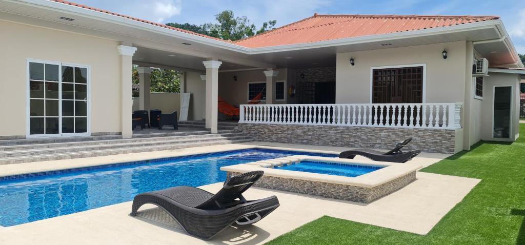 uma villa com uma piscina e uma casa em CORONADO, LAS BRISAS em Playa Coronado