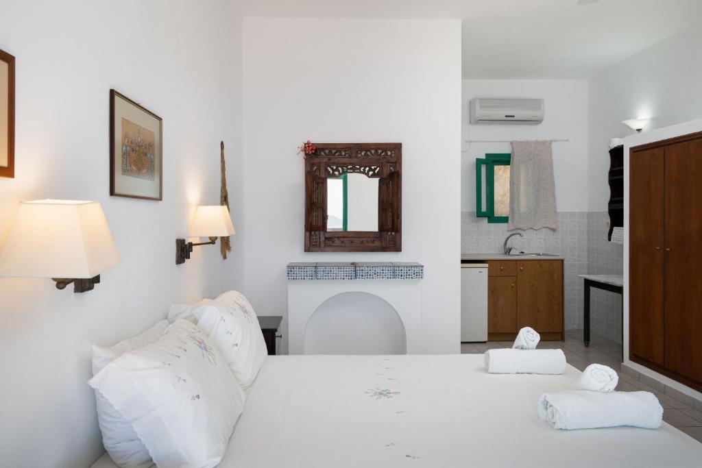 Postel nebo postele na pokoji v ubytování TA PLAGIA accommodation