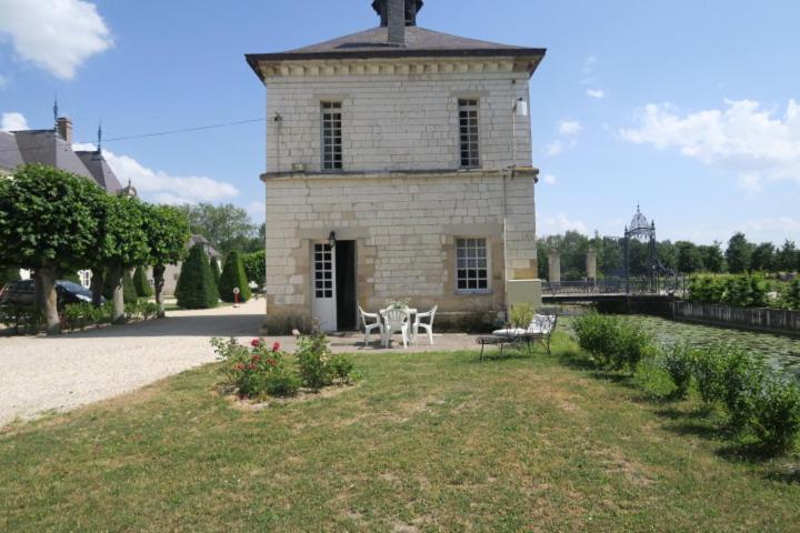 a building with a table and chairs in front of it at Colombier du château in Vitry-la-Ville