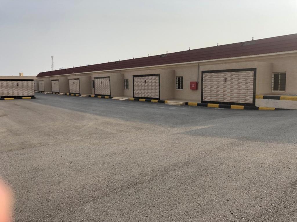 une rangée de portes de garage dans un parking dans l'établissement منتجع ركام للوحدات السكنية, à Ad Darb