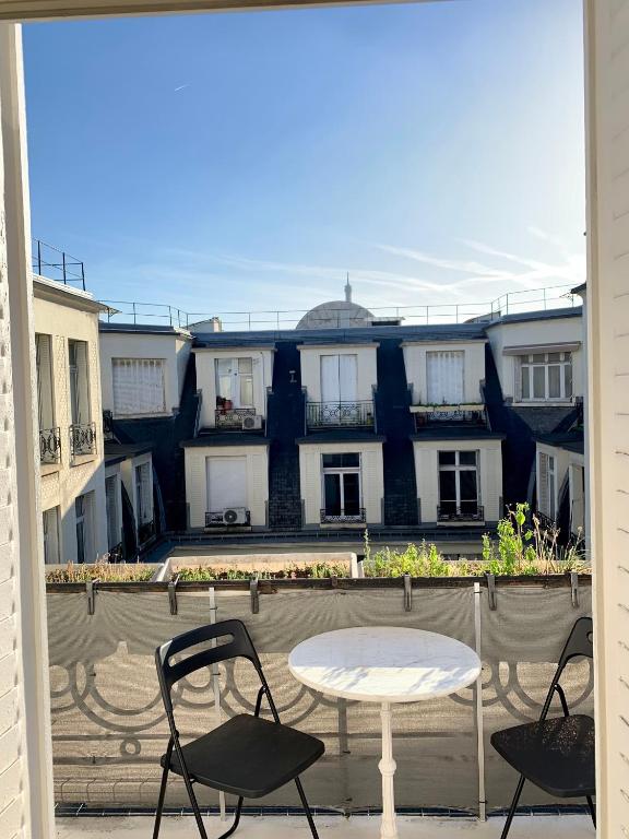 - un patio avec deux chaises et une table dans l'établissement Home Sweet Home Claridge Champs-Elysées, à Paris