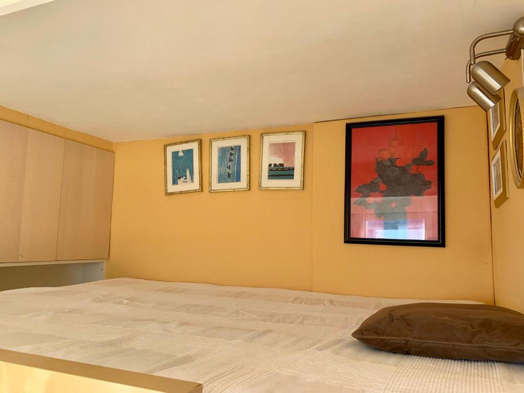 Un pat sau paturi într-o cameră la Home Sweet Home Claridge Champs-Elysées