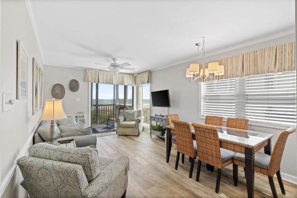 Well maintained and updated 2bedroom, 2bathroom, oceanfront condo Palmwood Villas 101 (USA