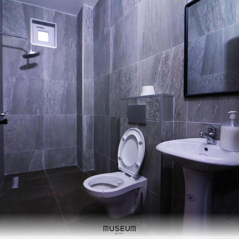 Koupelna v ubytování Museum Hotel