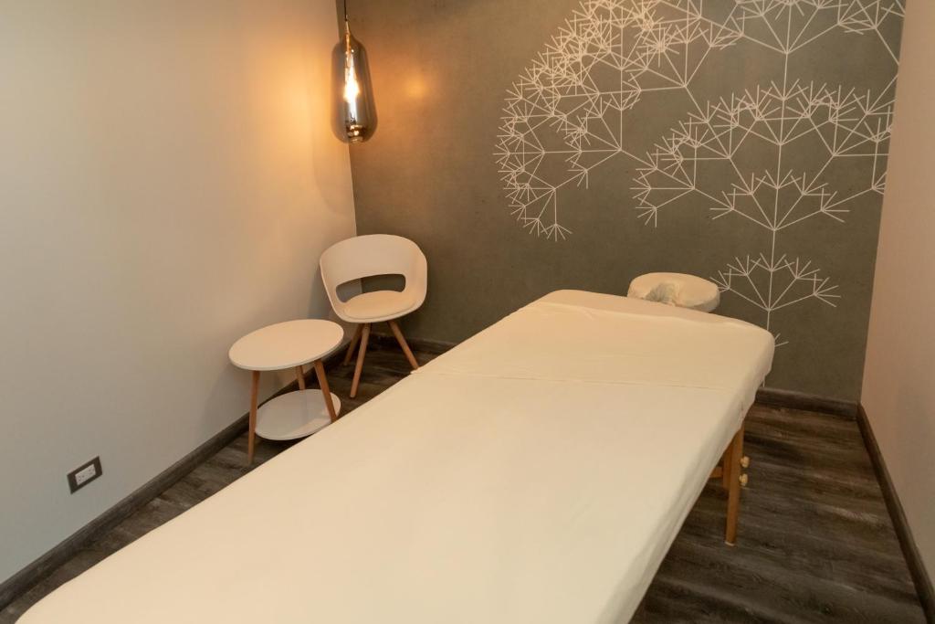 a hospital room with a bed and two stools at Hotel Ciudad de David in David