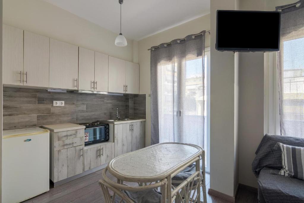 Kuchyňa alebo kuchynka v ubytovaní Lovely Studio Apartment For 2 Ppl in Athens