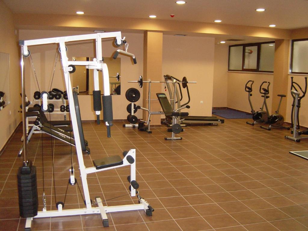 Fitness centrum a/nebo fitness zařízení v ubytování Achillio Hotel