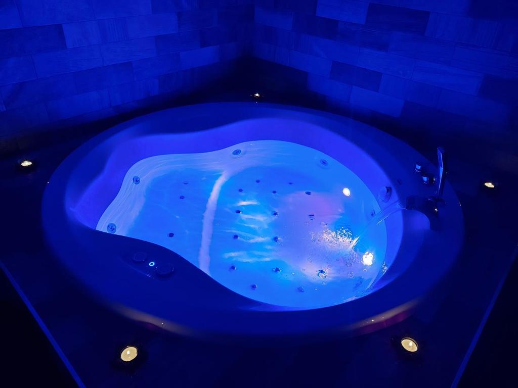 uma banheira azul numa casa de banho com piso azul em Sierra Palomera 2 em Camañas