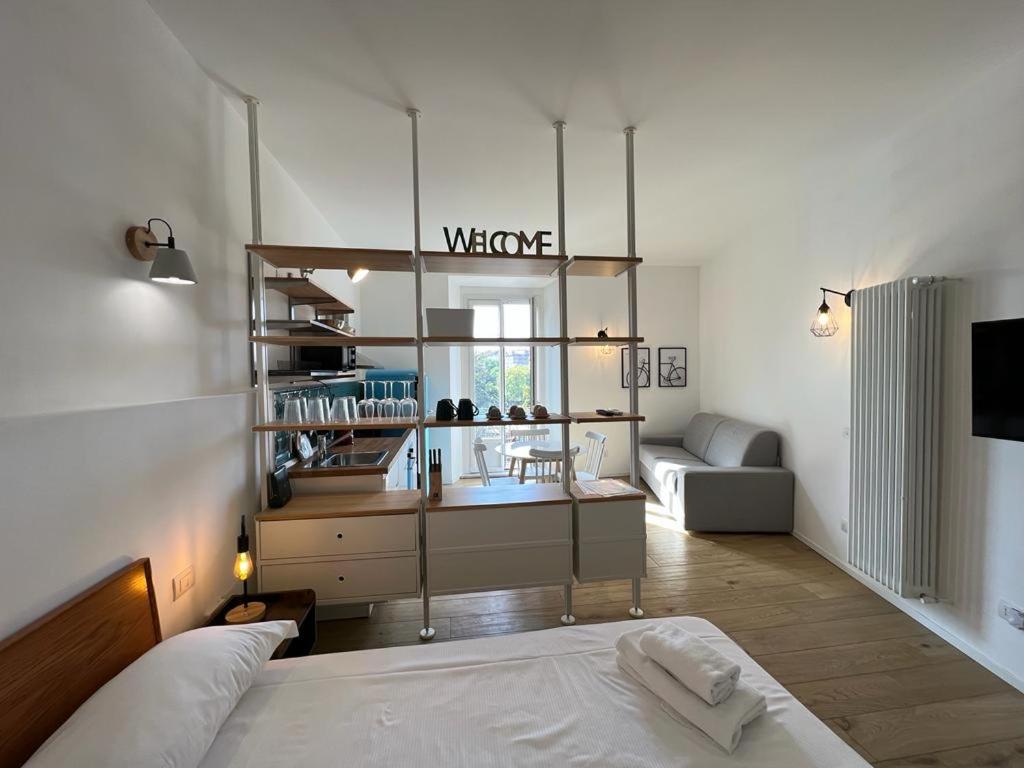ミラノにあるKibilù - Piazzale Baiamonti - Brera - Centro Città - Isolaのベッドルーム1室(ベッド1台付)、リビングルームが備わります。