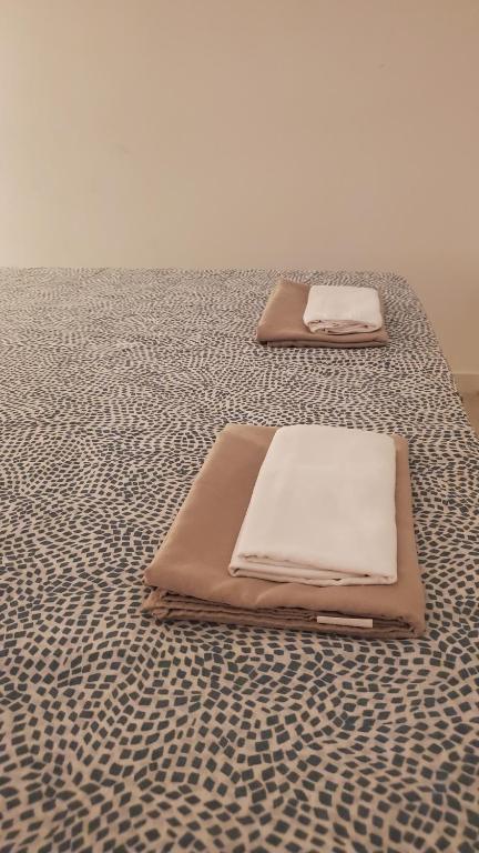 2 camas están sentadas en la parte superior de una cama en B&B Lido Apartament 10B, en Civitanova Marche