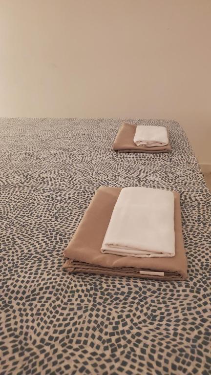 2 camas están sentadas en la parte superior de una cama en B&B Lido Apartament 10B, en Civitanova Marche
