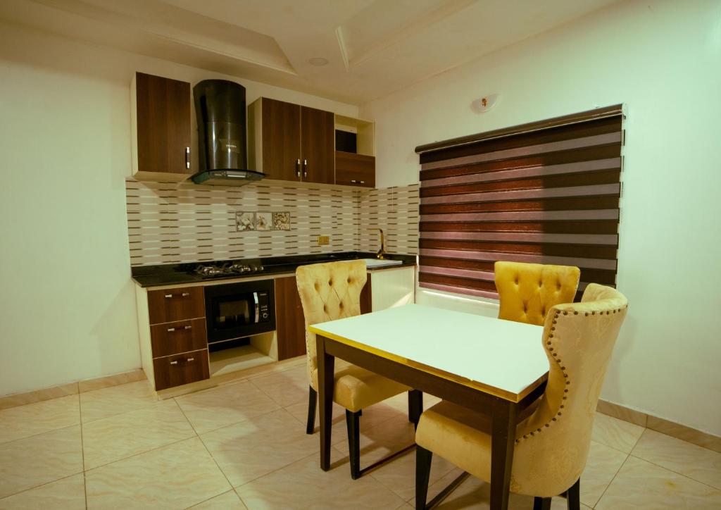 Kuchyň nebo kuchyňský kout v ubytování 247 Luxury Hotel & Apartment Ajah