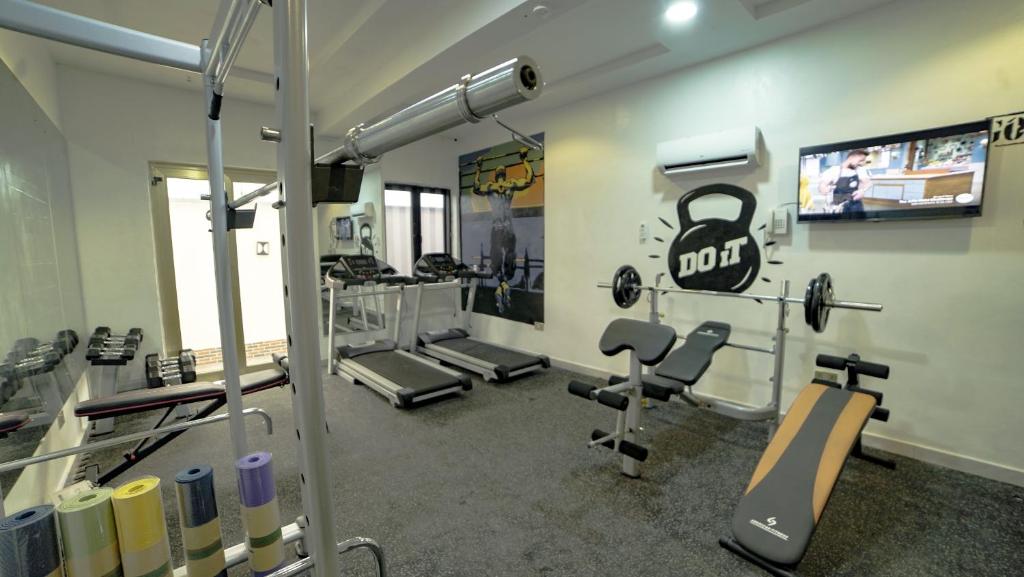 Fitness centrum a/nebo fitness zařízení v ubytování 247 Luxury Hotel & Apartment Ajah