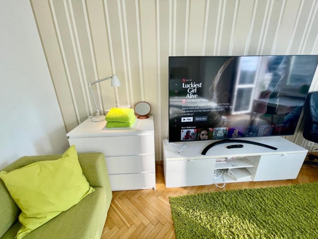 Televízia a/alebo spoločenská miestnosť v ubytovaní Super Apartament GREEN Rondo ONZ Metro NOWE Wifi 300 Mb/s AirCondition Netflix Spotify