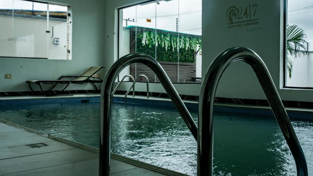 Bazén v ubytování 247 Luxury Hotel & Apartment Ajah nebo v jeho okolí