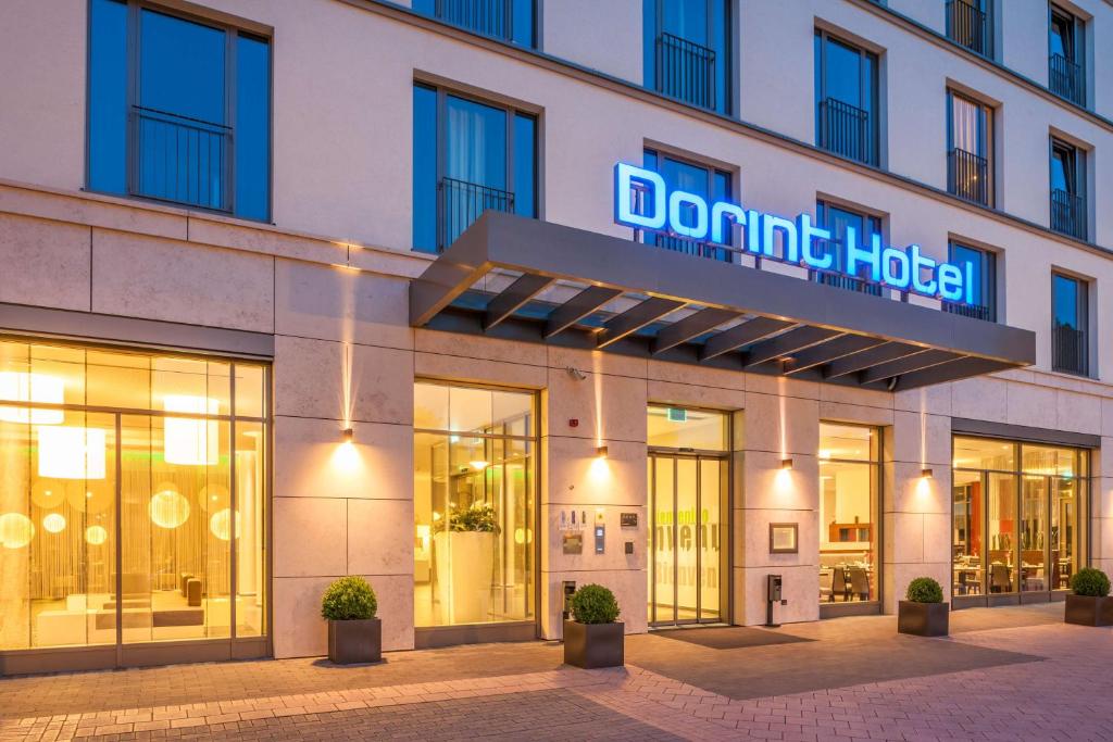 una representación de la parte delantera de un hotel de donas en Dorint Hotel Hamburg-Eppendorf, en Hamburgo